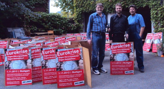 Plakate_aufziehen_fuer_Veranstaltung_Eurokrise